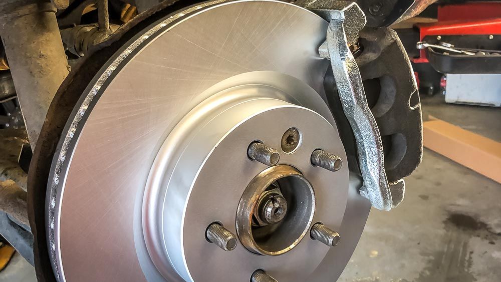 Detailopname van een Landrover schijfrem met remklauw