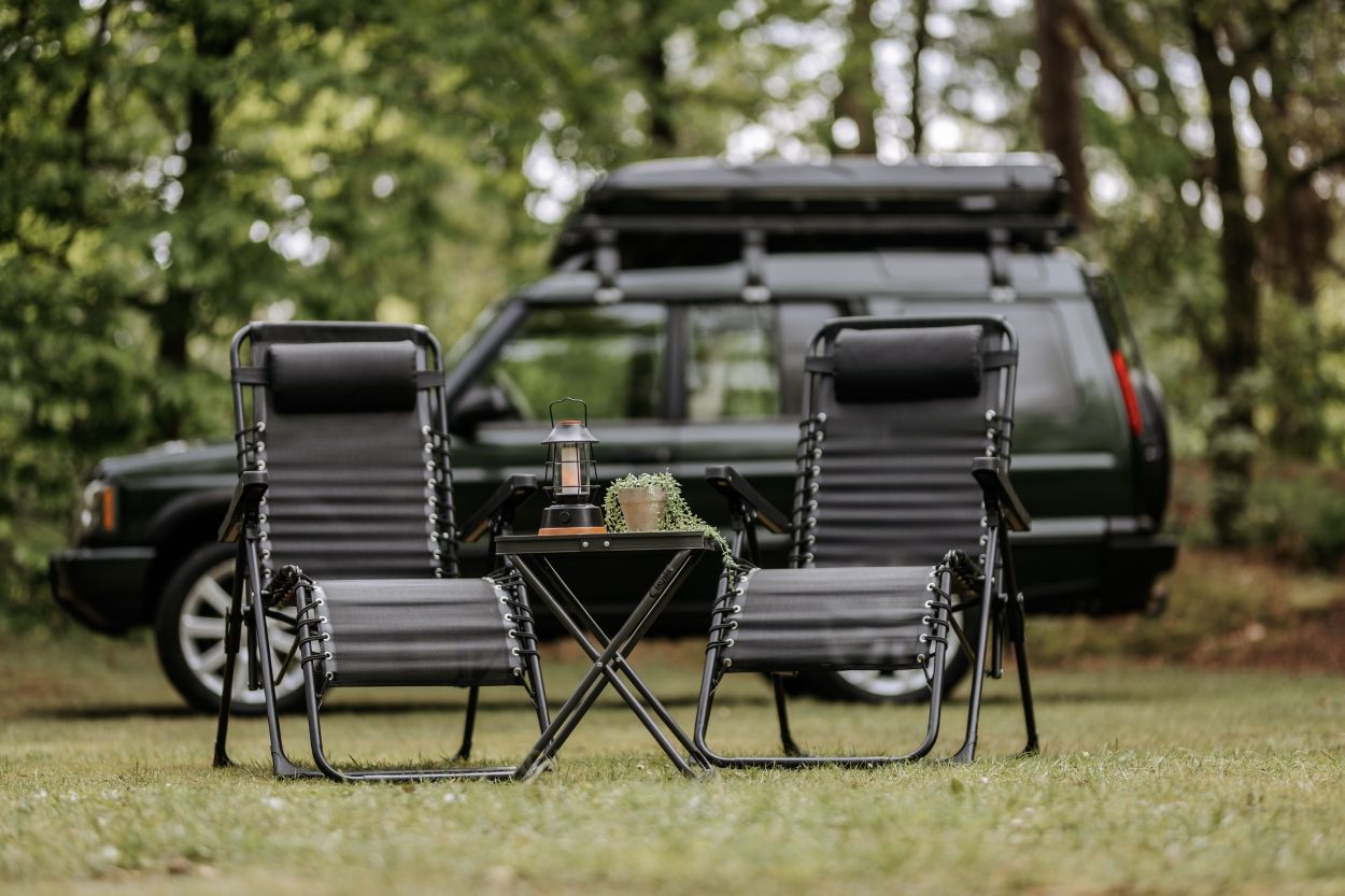 Twee campingstoelen bij Land Rover