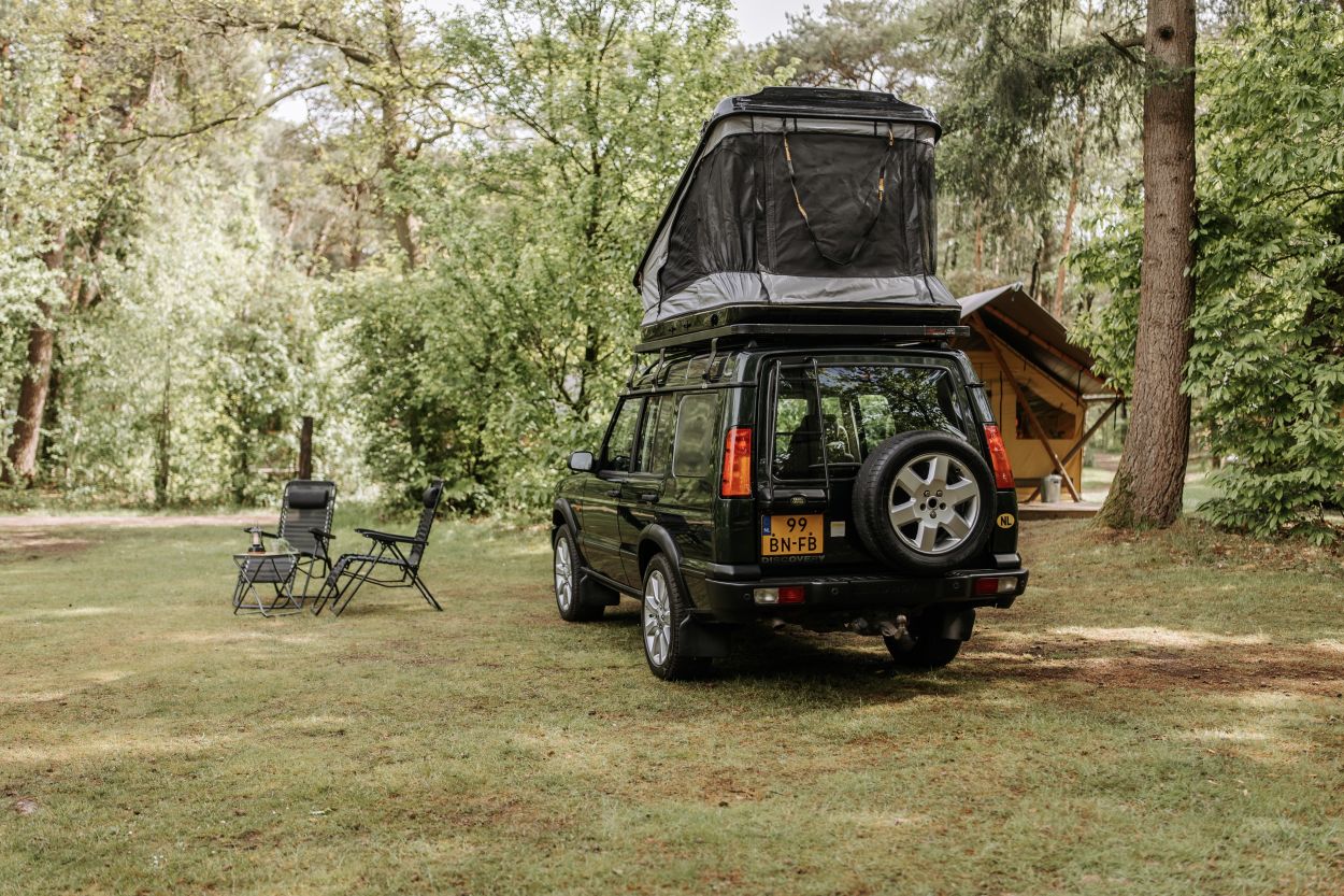 Gehuurde Land Rover in het bos