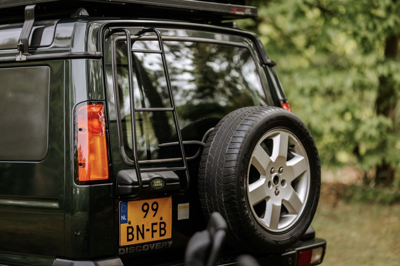 Achterkant van  Land Rover Discovery 2 camper