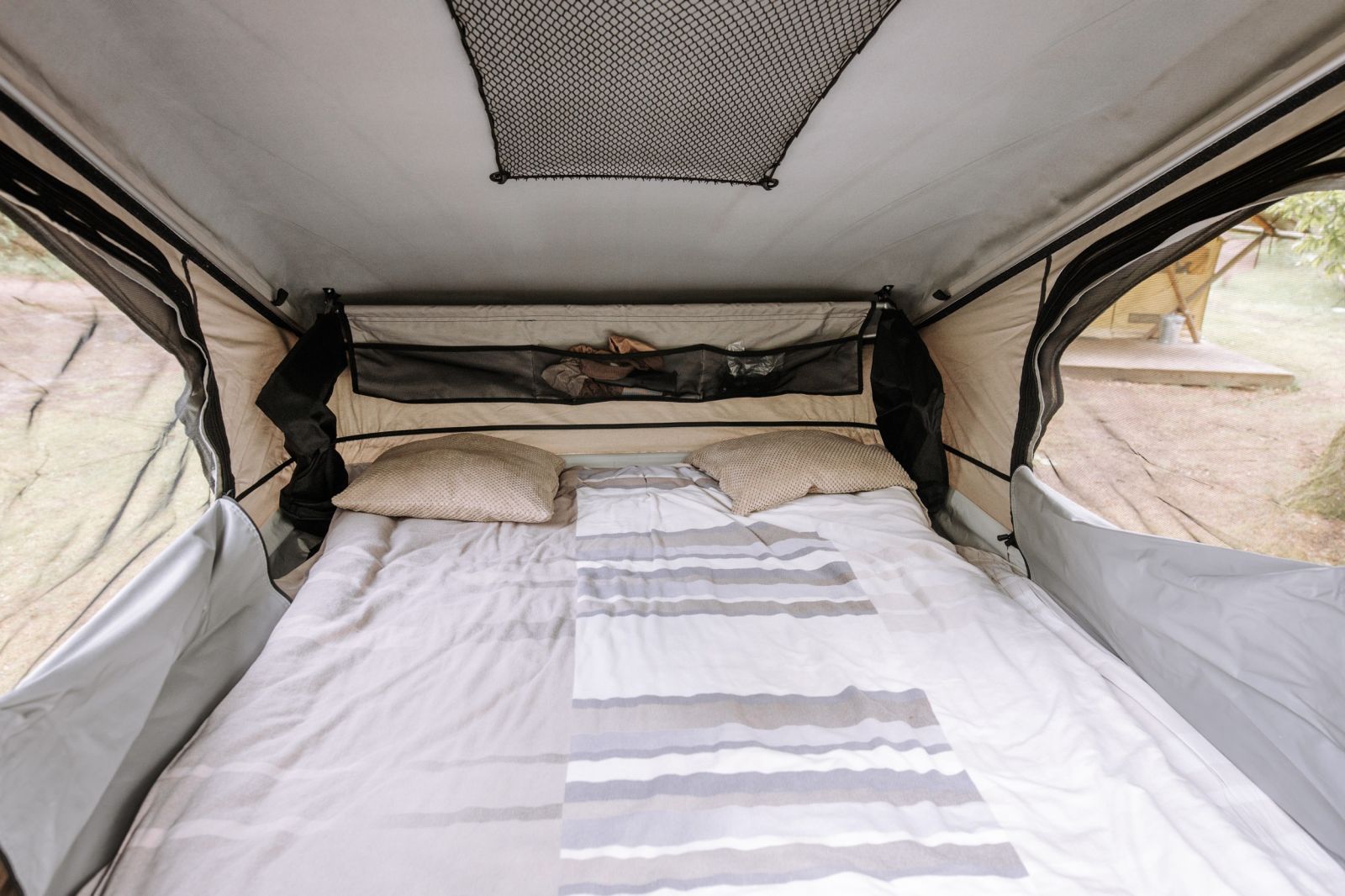Bed in Daktent van Land Rover Discovery 2 camper
